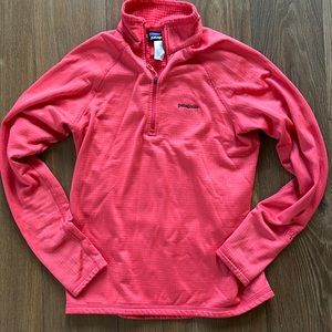 Patagonia R1 quarter zip fleece top. Good condition. Women’s small.